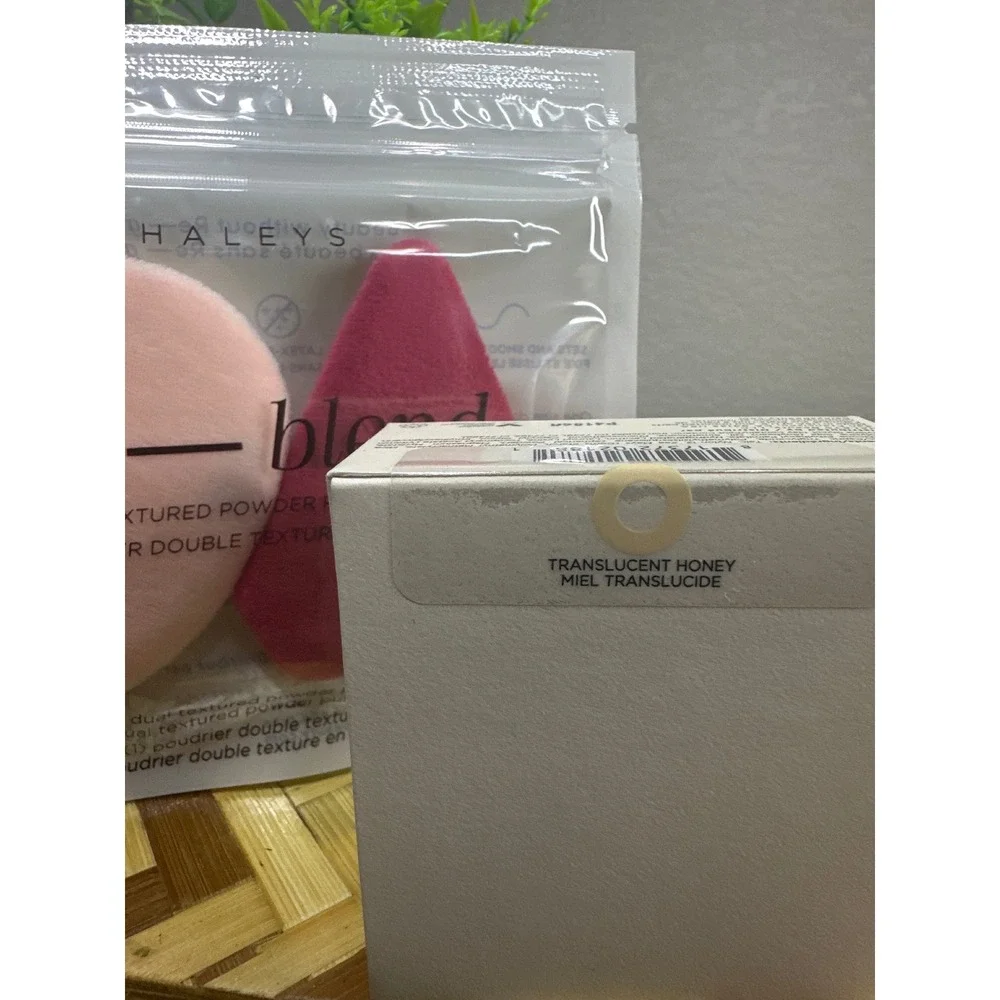 Haleys Re-Touch Soft Focus Setting Powder Translucent Honey & Re-Blend Puff Set